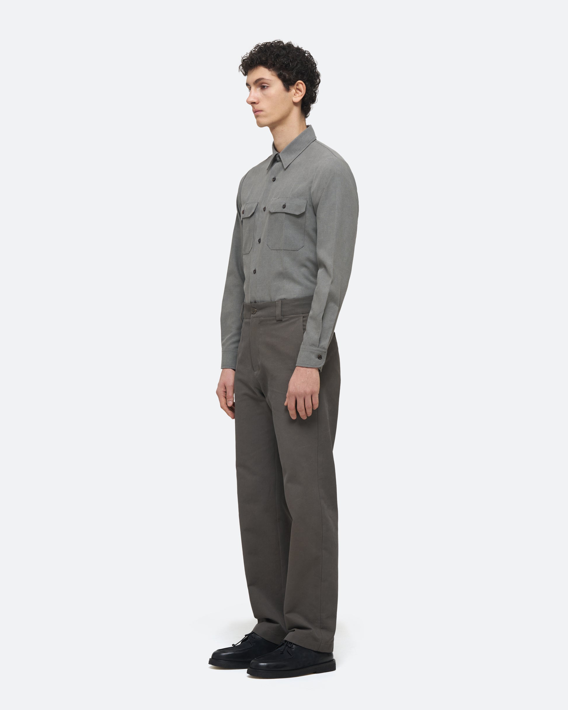 Twill Relaxed Trouser in Militaire on model