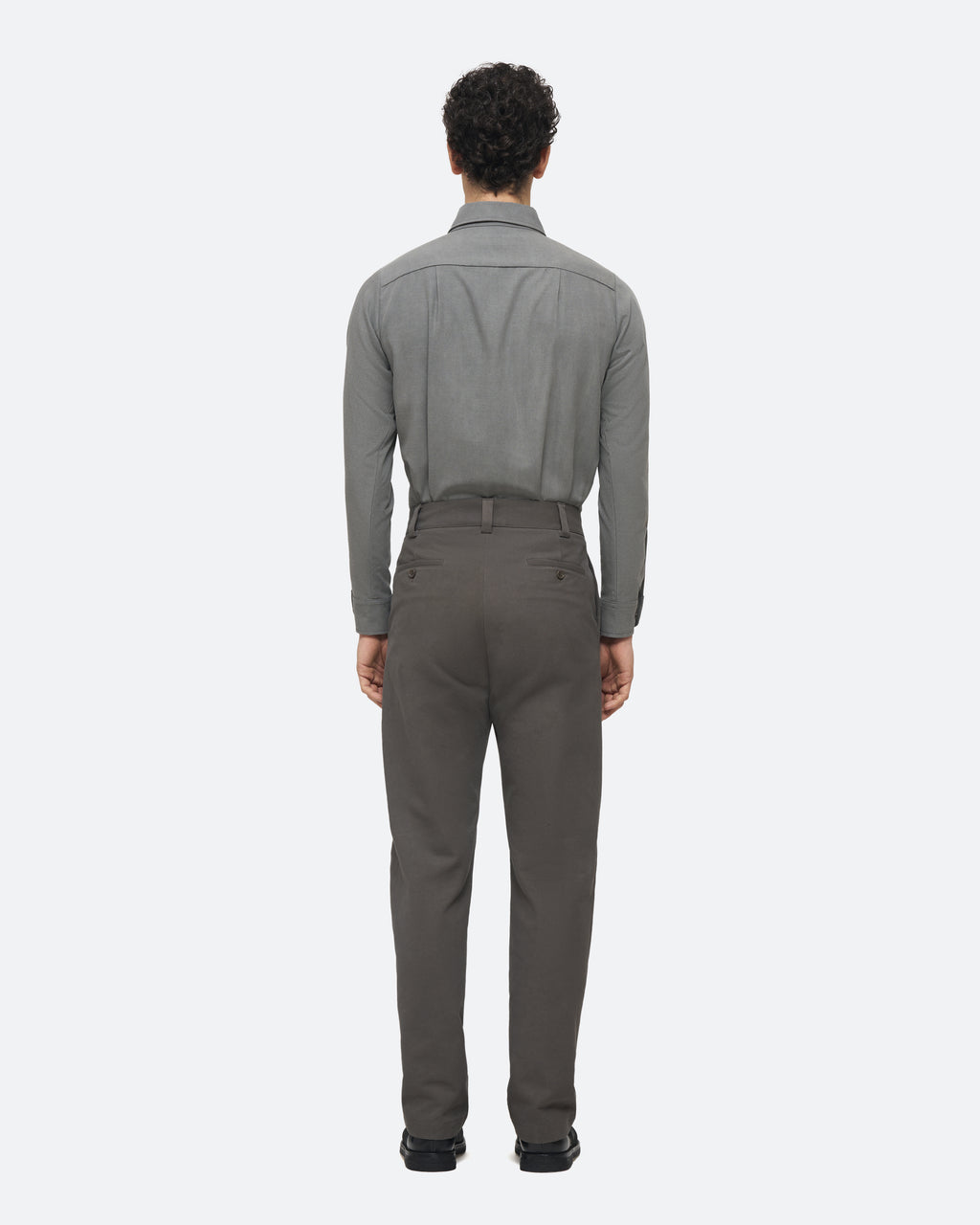 Twill Relaxed Trouser in Militaire on model